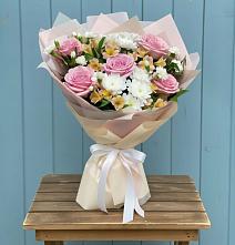 Букет цветов из:  Гвоздики, Орхидеи и Розы в Букановской
