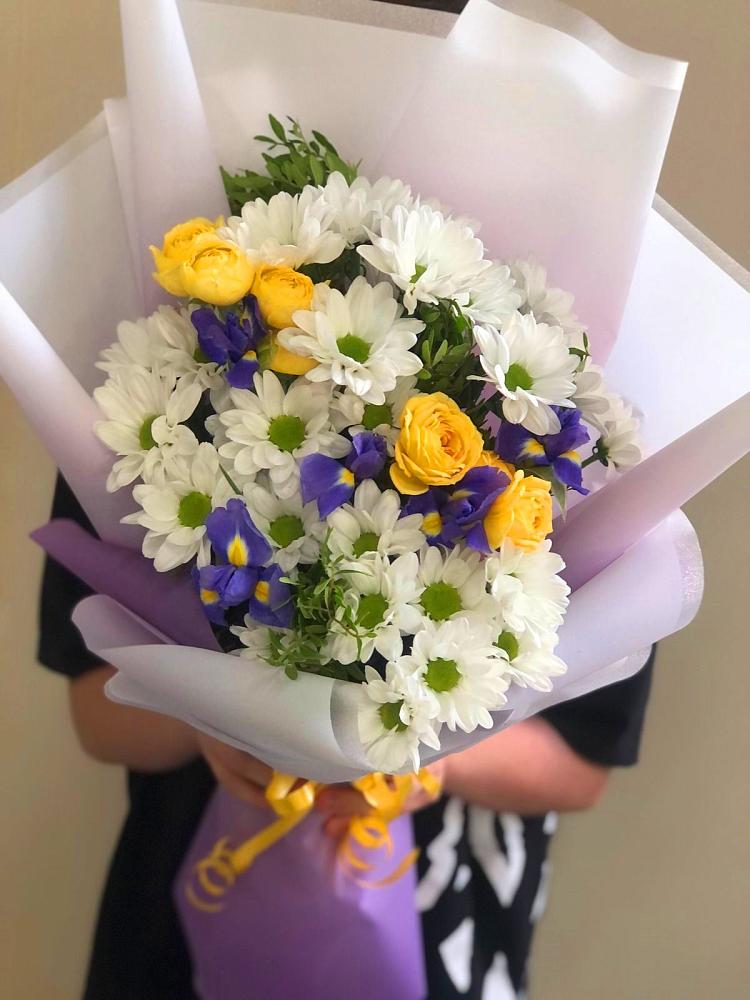 Букет цветов из: Ирисы, Хризантемы и Розы в Букановской