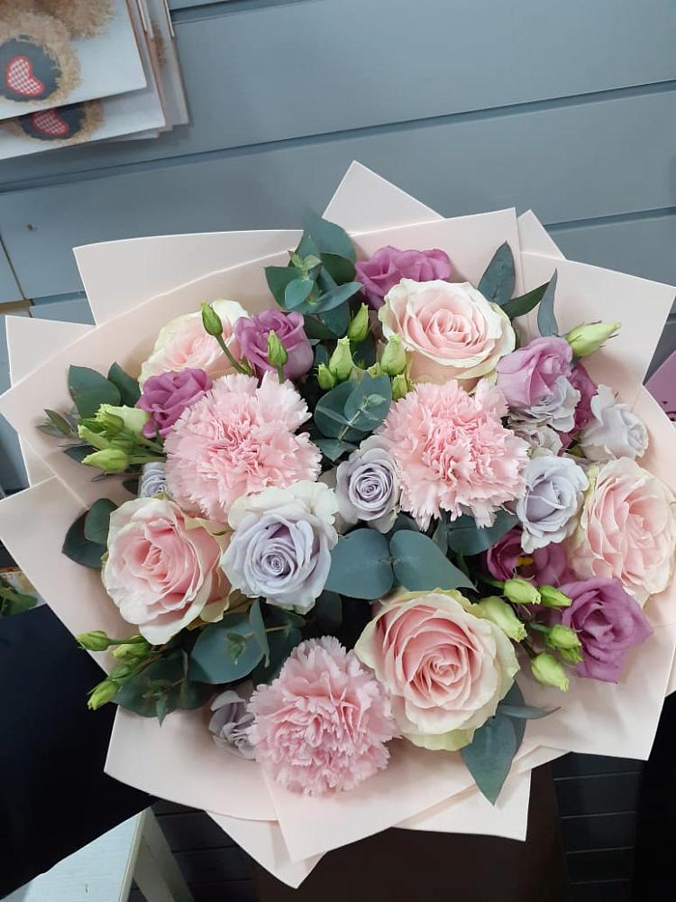 Букет цветов из: Розы, Гвоздики и Лизиантусы в Букановской