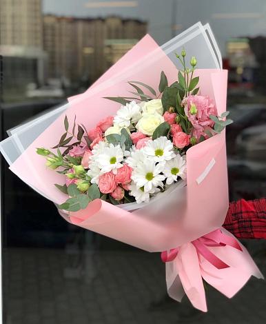 Букет цветов из: Розы, Лизиантусы и Хризантемы в Букановской