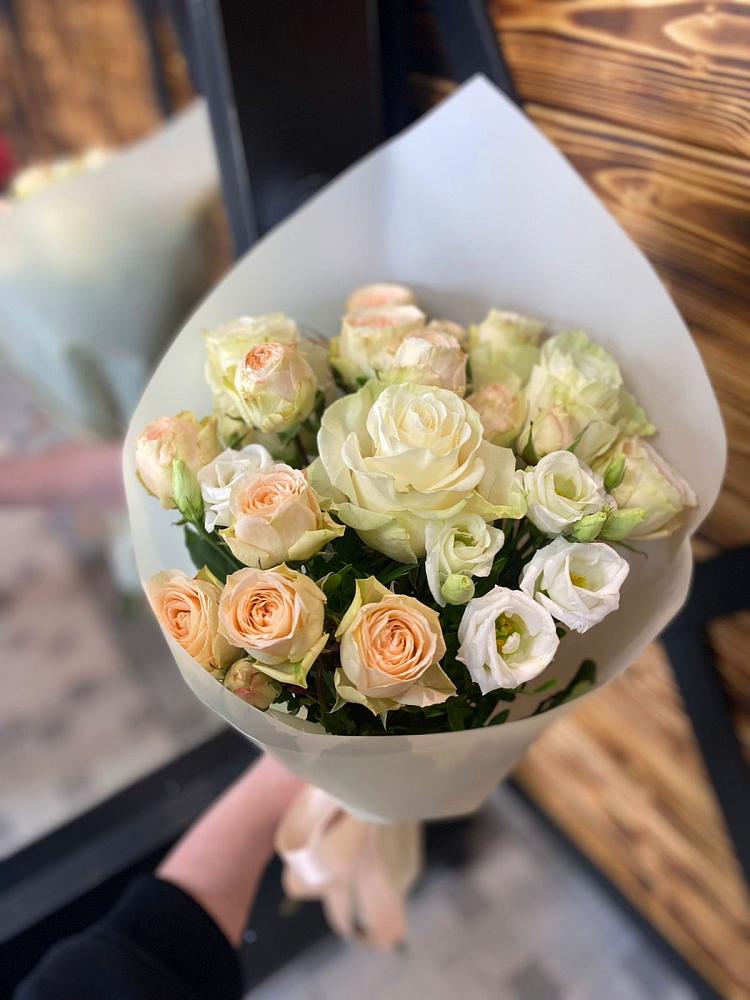 Букет цветов из: Розы и Лизиантусы в Букановской